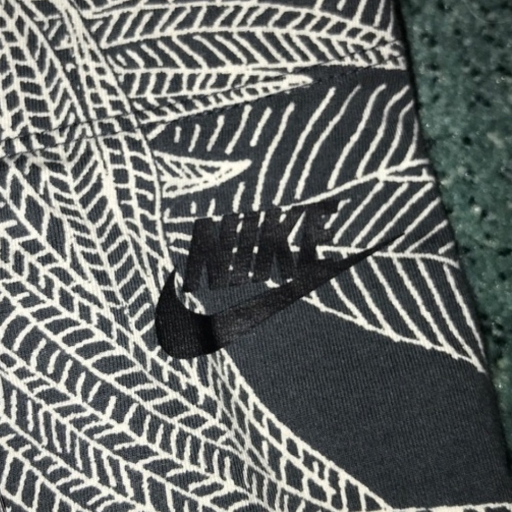 Nike Leaf Print Cropped Leggings - Picture 2 of 3